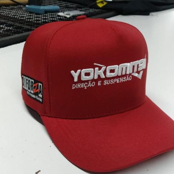 boné vermelho com logo branca