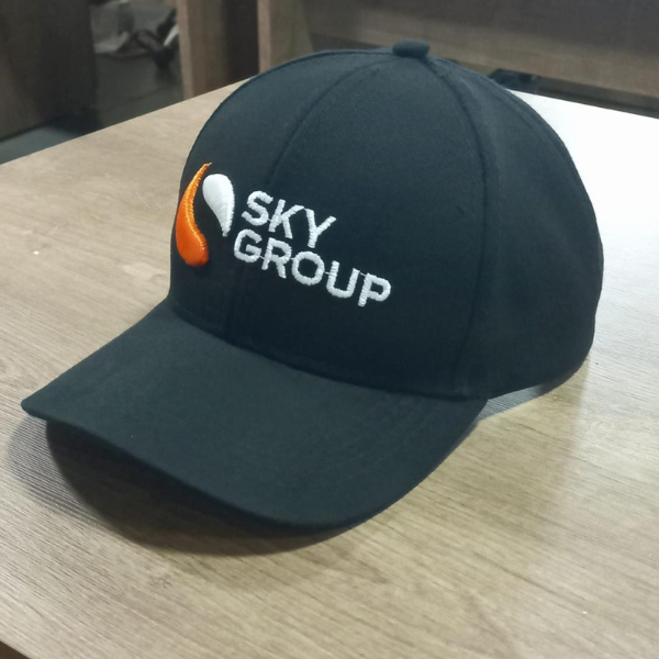 Boné preto com logo branca