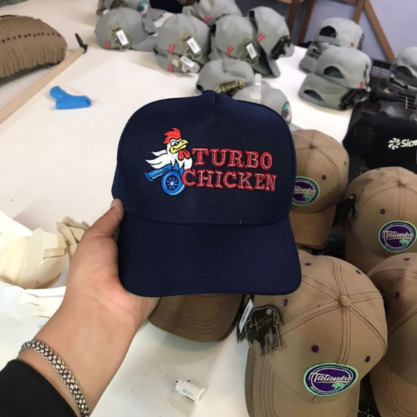 Boné azul escuro com logo turbo chicken vermelha
