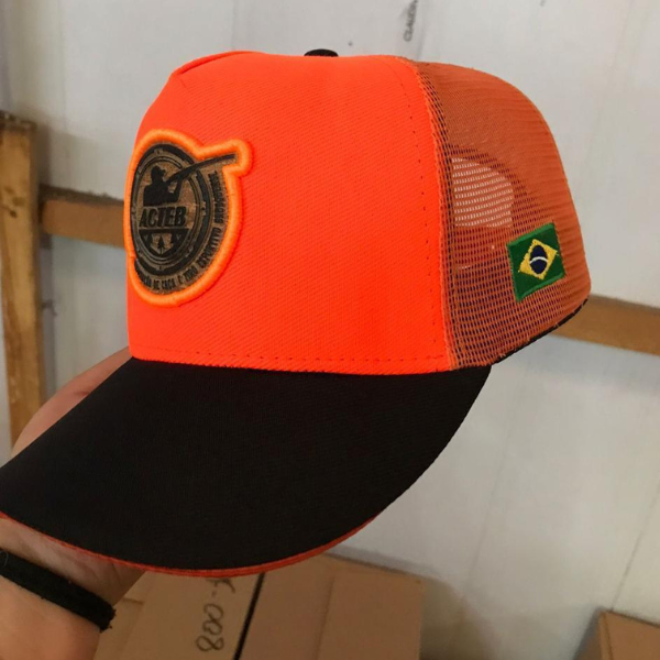 Boné vermelho com preto e logo preta e amarelo