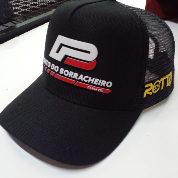 Boné preto com logo branca