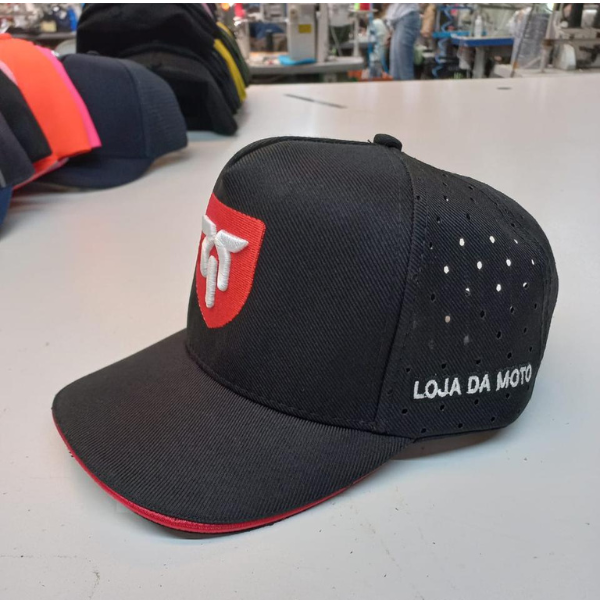 Boné preto com vermelho e logo vermelha com branca