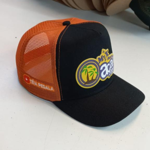 Boné preto com laranja com logo amarela