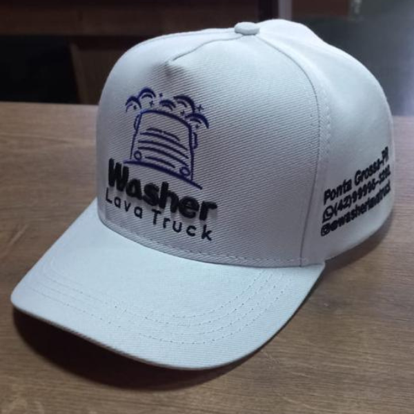 Boné branco com logo preta