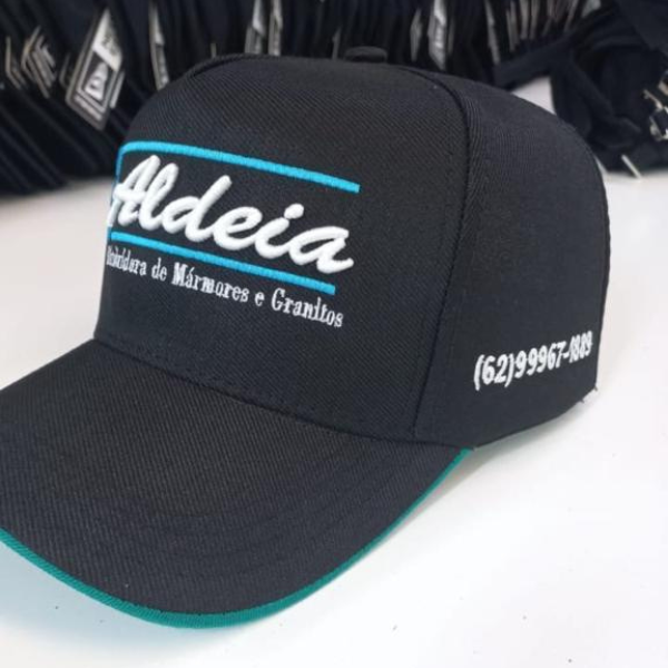 Bone preto com detalhes azul e logo branca com azul 