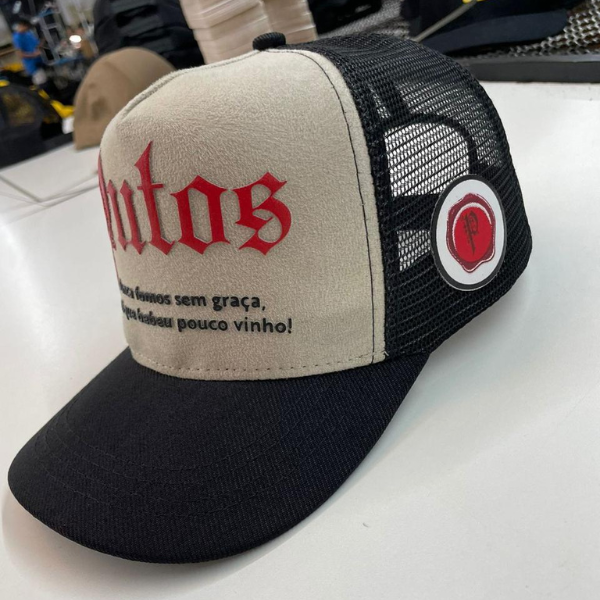 Boné cinza com preto e logo vermelha