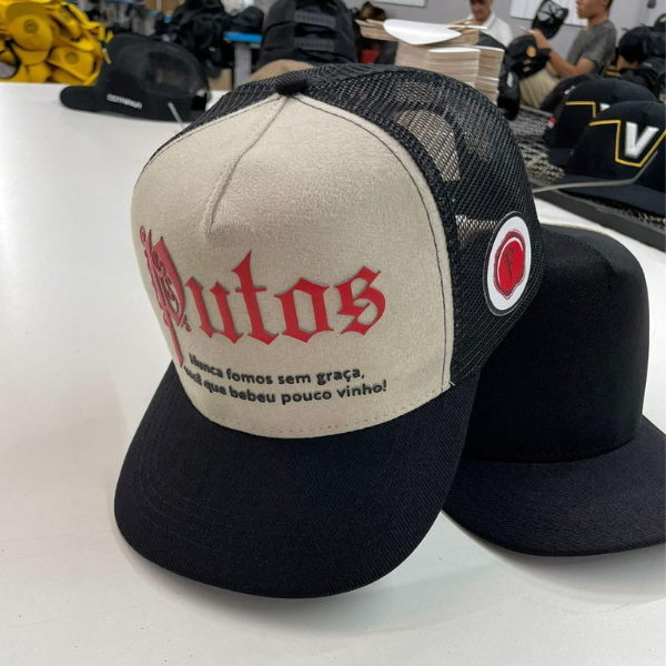 Boné cinza com preto e logo vermelha