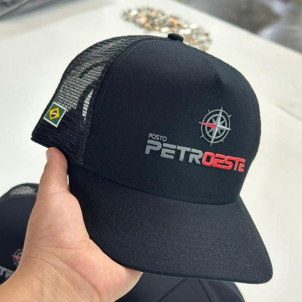 Boné com preto  com logo cinza e vermelha