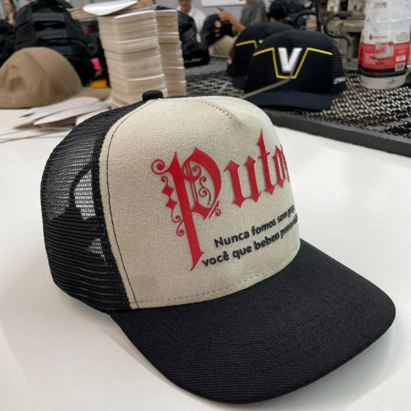 Boné cinza com preto e logo vermelha