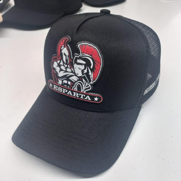 Boné preto com logo branca e vermelha