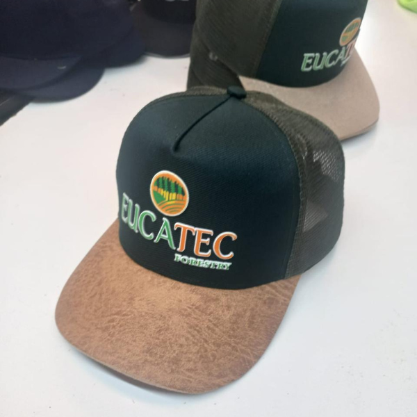 Boné preto com marrom e logo verde com laranja