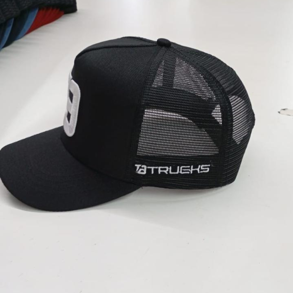 Boné preto com logo branca