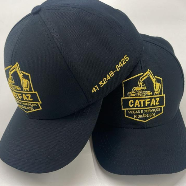 Boné preto com logo amarela