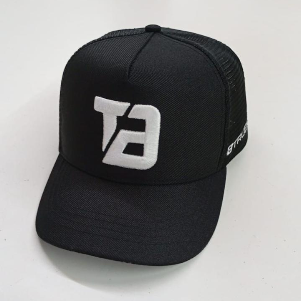 Boné preto com logo branca