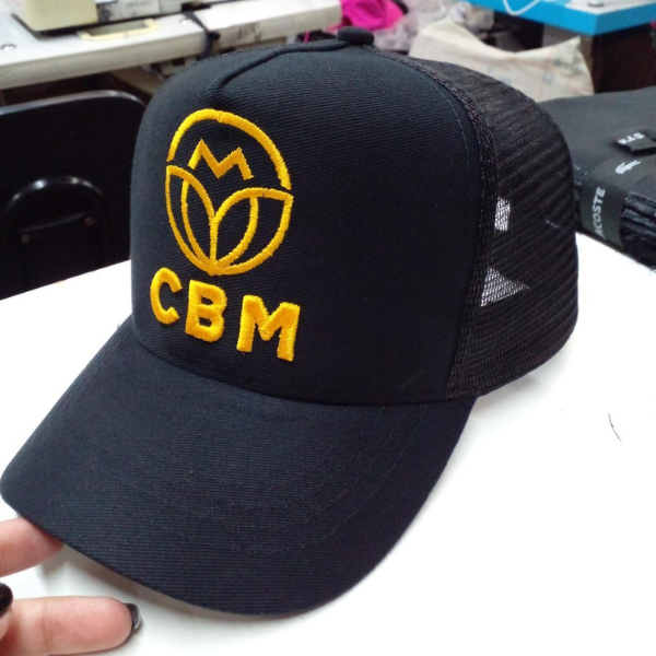 Boné preto com logo amarela