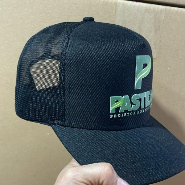 Boné preto com logo verde