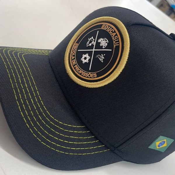 Boné preto com costuras amarelas e logo amarela com branca