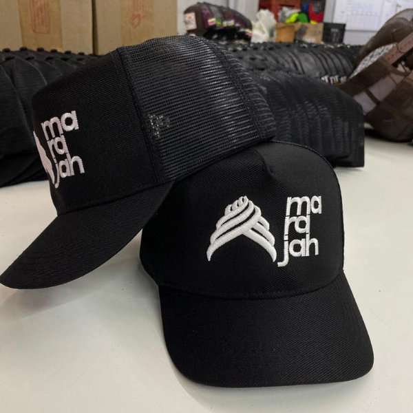 Boné preto com logo branca