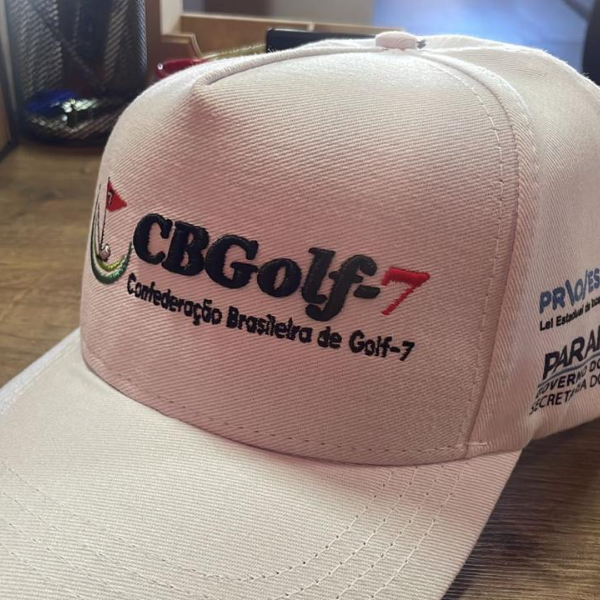 Boné branco  com logo preta e vermelha