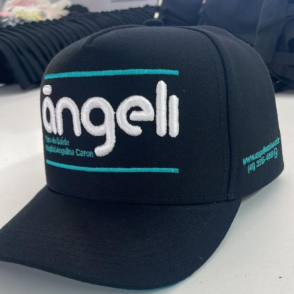 Boné preto com logo branca e azul claro