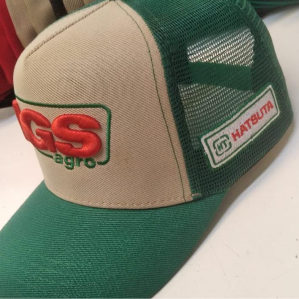 Boné bagé com verde e logo vermelha com verde 