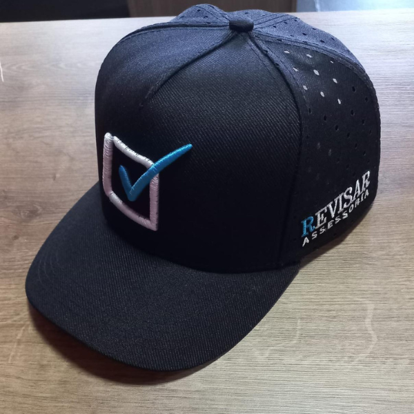 Boné preto com logo branca e azul 