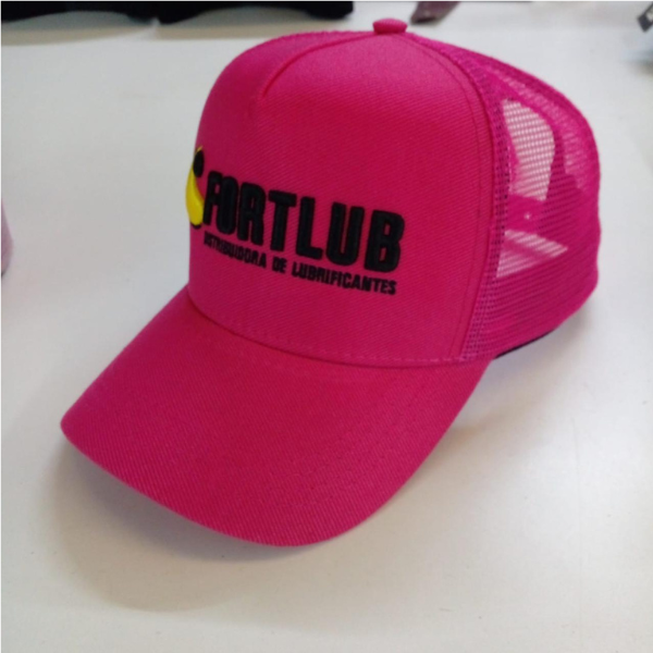 boné vermelho com logo preta