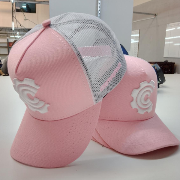 boné rosa com logo branca