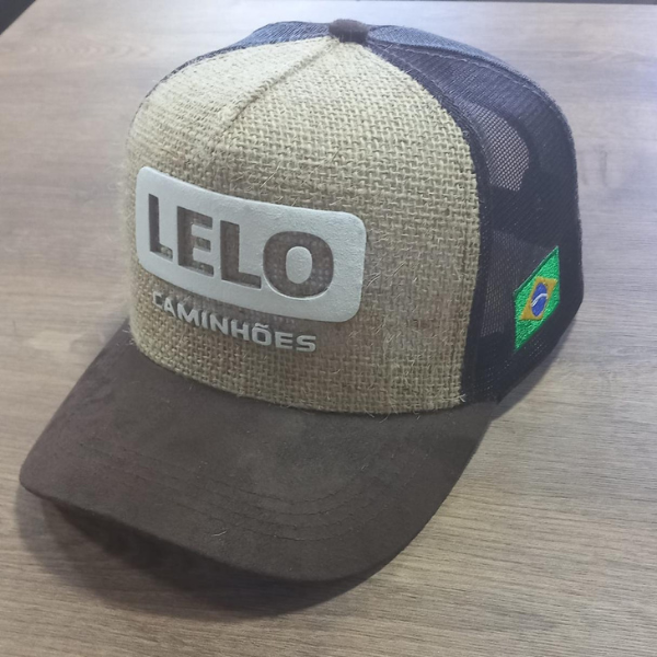 boné amarelo com aba marron e logo branca