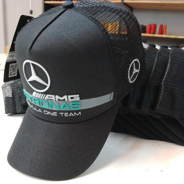 Boné preto com logo mercedes