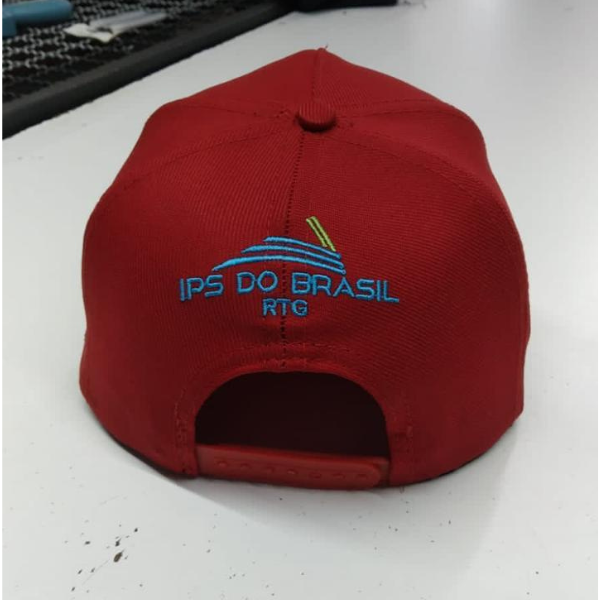 Boné vermelho com logo azul ips do brasil