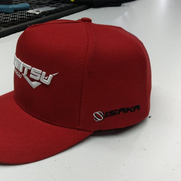 Boné vermelho com logo branca na frente e preta na lateral direita
